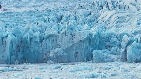 Calentamiento-Global,-Cambio-Climático,-Glaciar-Derritiéndose-Con-Formaciones-De-Hielo-Texturizadas,-En-Islandia,-Al-Atardecer