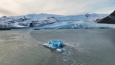 Luftlandschaftsansicht-über-Einen-Eisberg-In-Der-Nähe-Eines-Schmelzenden-Gletschers-Mit-Eisformationen,-In-Island,-In-Der-Abenddämmerung