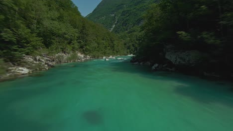 Drone-Vuela-Sobre-El-Río-Color-Esmeralda-De-Soca-En-Bovec,-Eslovenia