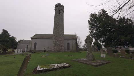 Historische-Stätte-Mit-Rundturm-Und-Altem-Hochkreuz-In-Castledermot,-Kildare,-Irland