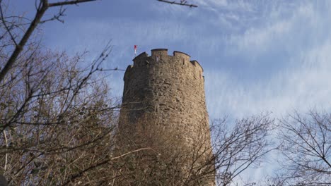Ruina-Del-Castillo-Medieval-Francés-En-Kaysersberg-Con-Bandera-Francesa-En-La-Parte-Superior