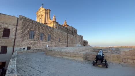 Explore-Las-Calles-Históricas-De-La-Ciudadela-De-Gozo,-La-Arquitectura-Barroca-Y-Las-Vistas-Mediterráneas-En-La-Fortaleza-Medieval-De-Malta.