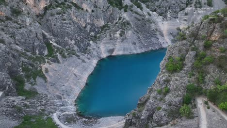 Hermosa-Vista-Del-Lago-Azul-En-Croacia