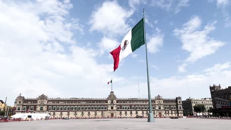Zeitlupenaufnahme-Einer-Mexikanischen-Flagge,-Die-Auf-Dem-Völlig-Leeren-Zocalo-Weht