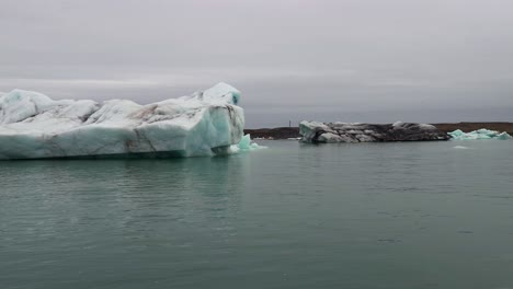Massiver-Eisberg-Im-Wasser-Des-Gletschersees-Jökulsarlon