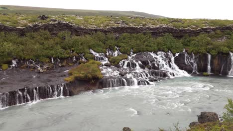Malerischer-Wasserfall-Hraunfossar-In-Island---Weitwinkelaufnahme