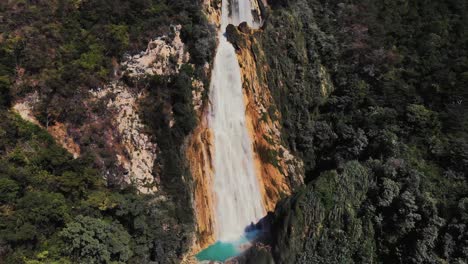 Cascada-El-Chiflón-Que-Atraviesa-Los-Frondosos-Bosques-De-Chiapas