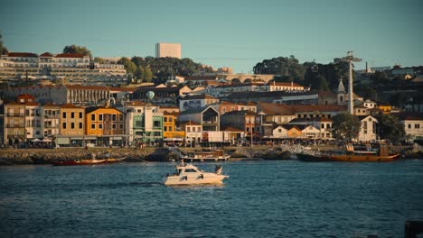 Private-Yacht-Segelt-Auf-Dem-Fluss-Douro-Vor-Vila-Nova-De-Gaia