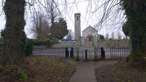 Eingang-Zur-Historischen-Rundturmkirche-Und-Zum-Friedhof-In-Castledermot,-Kildare,-Irland