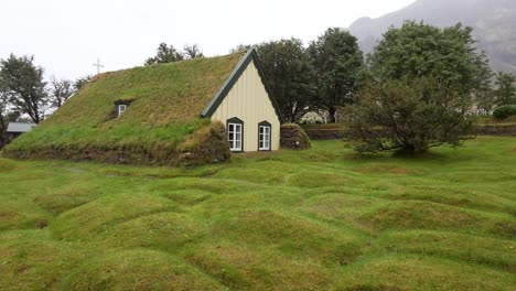 Hofskirkja-Kirchendach-Mit-Rasen-Bedeckt-In-Oraefi,-Island