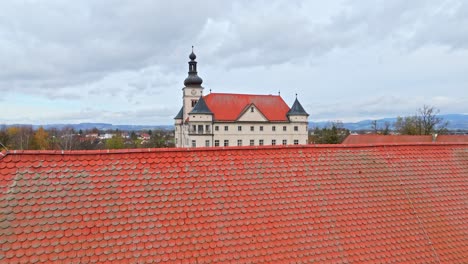 Flug-Zum-Schloss-Hartheim-In-Der-Gemeinde-Alkoven,-Oberösterreich