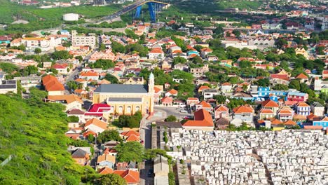 Kirche-Santa-Famia-Und-Queen-Juliana-Bridge-Im-Hintergrund-Weitläufiger-Häuser-In-Willemstad-Curacao