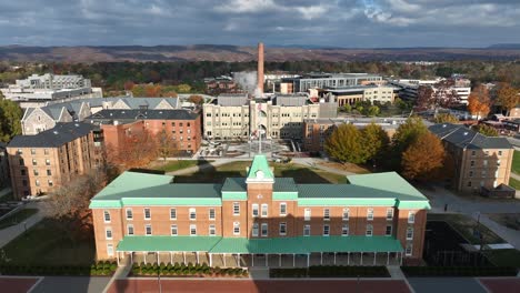 Lane-Hall-En-El-Centro-Comercial-Alumni-Mall-En-Virginia-Tech