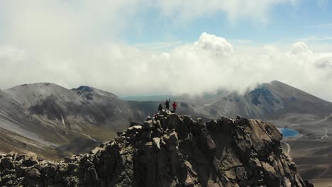 Nevado-de-Toluca:-Hikers-overlooking-the-crater-lake-of-Mexico's-volcano