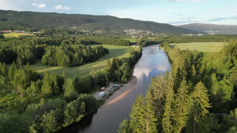 Menschen-Und-Wohnmobil-Camper-Wild-Campen-Am-Fluss-In-Vestfold-Und-Telemark,-Norwegen-–-Luftaufnahme-4k