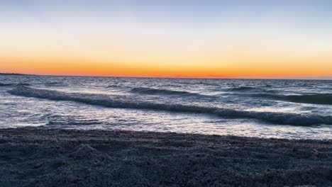 Aufnahme-Von-Meereswellen-Während-Des-Sonnenuntergangs-In-Yucatan,-Mexiko