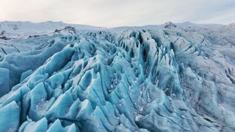Luftlandschaftsansicht-über-Strukturierte-Eisformationen-Eines-Gletschers-In-Island,-In-Der-Abenddämmerung
