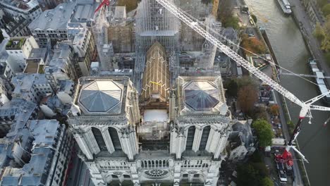 Drohne-Mit-Kamerabewegung-Steigt-Auf-Die-Türme-Der-Kirche-Notre-Dame-In-Paris,-Renovierung