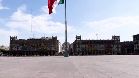 Toma-En-Cámara-Lenta-Del-Zócalo-De-La-Ciudad-De-México-Totalmente-Vacío