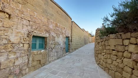 Imágenes-4k-Estabilizadas-Con-Cardán:-Explore-Las-Calles-Históricas-De-La-Ciudadela-De-Gozo,-La-Arquitectura-Barroca,-Las-Ruinas-De-La-Catedral-Y-Las-Vistas-Del-Mediterráneo-En-La-Eterna-Fortaleza-Medieval-De-Malta.