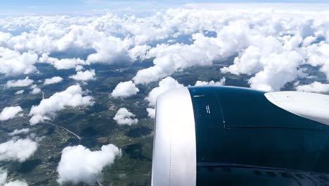 Flugzeugfensteraufnahme-Während-Des-Fluges-In-Mexiko-über-Berge