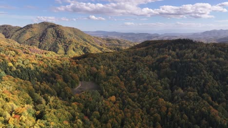 Wunderschöne-Aussicht-Auf-Die-Berge-Von-Der-Drohne