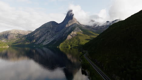 Vista-Tranquila-De-La-Montaña-Nacional-Stetind-Con-Reflejo-En-Narvik,-Condado-De-Nordland,-Noruega