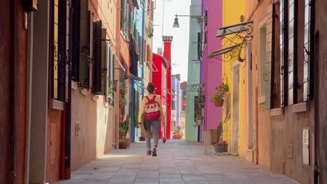 Walking-Through-Burano:-Young-Tourist-Marvels-at-Colorful-Streets-and-History-in-Venice's-Picturesque-Island
