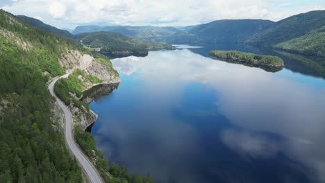Vestfold-Og-Telemark-Naturaleza-Y-Camino-Panorámico-A-Lo-Largo-Del-Lago-Totak-En-Noruega---Círculos-Aéreos-4k