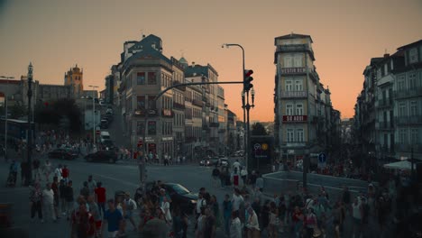 Überfüllte-Kreuzung-In-Porto-Bei-Sonnenuntergang