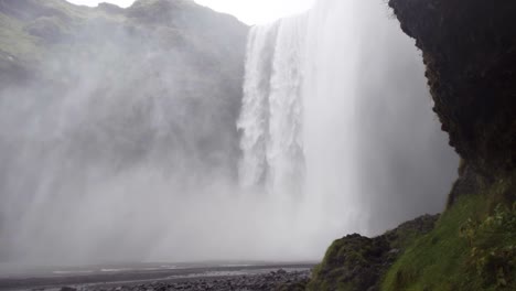 Mächtiger-Skogafoss-Wasserfall-In-Island---Weitwinkelaufnahme