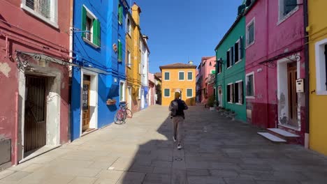 Walking-Through-Burano:-Young-Tourist-Marvels-at-Colorful-Streets-and-History-in-Venice's-Picturesque-Island