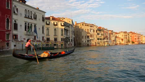Motorboat-and-gondola-on-Venice's-Grand-Canal-at-sunset,-4K