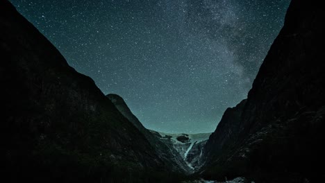 Ein-Prächtiger-Nachthimmel-Und-Eine-Milchstraßengalaxie-über-Dem-Kjenndalsbreen-Gletscher