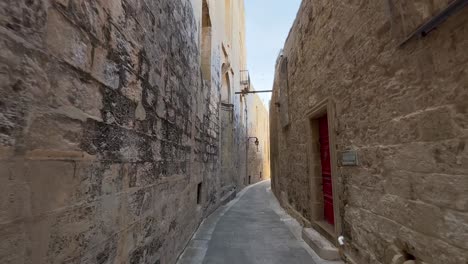 4K-Gimbal-Der-Engen-Und-Alten-Gassen-Von-Mdina,-Maltas-Historischer-Altstadt,-Ein-UNESCO-Weltkulturerbe-Mit-Barocker-Architektur,-Reicher-Geschichte-Und-Bezaubernder-Umgebung