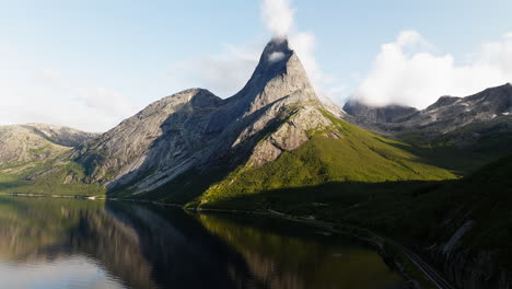 Montaña-Prominente-De-Stetind-Durante-El-Otoño-En-El-Condado-De-Nordland,-Noruega