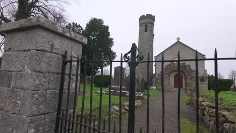 Puerta-Al-Sitio-Histórico-Cementerio-De-Kildare,-Irlanda