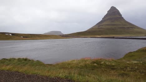 Montaña-Kirkjufell-En-Grundarfjörður,-Islandia---Plano-General