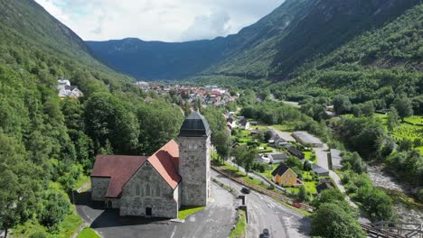 Rjukan-Kirche-Und-Dorf-In-Vestfold-Und-Telemark,-Norwegen---Luftaufnahme-4k