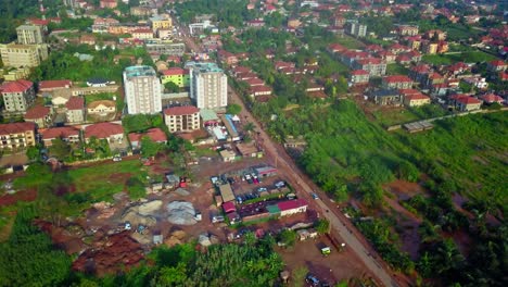 Autos-Und-Motorräder-Fahren-Auf-Der-Straße-Zur-Stadt-Kampala-In-Uganda