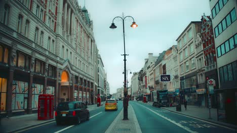 Ästhetische-Straßen-Des-Kommerziellen-Londons-An-Einem-Schönen-Morgen