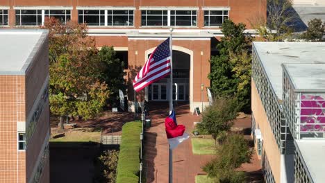Banderas-De-Estados-Unidos-Y-Carolina-Del-Norte-Ondeando-En-El-Campus-De-Charlotte-De-La-Universidad-De-Carolina-Del-Norte-Frente-A-La-Biblioteca