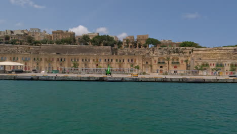 Ikonisches-Stadtbild-Von-Valletta-Vom-Fahrenden-Boot-Aus