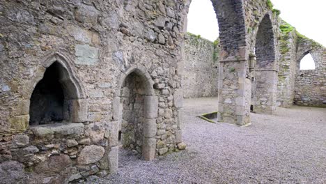 Historischer-Kircheninnenraum-Mit-Gewölbtem-Eingang-Und-Gewölbter-Nische-In-Castledermot,-Kildare,-Irland