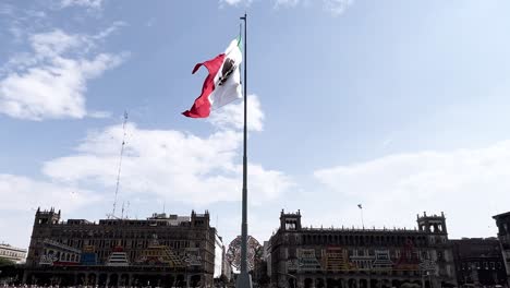 Toma-En-Cámara-Lenta-De-La-Bandera-Mexicana-Ondeando-En-El-Zócalo-De-La-Ciudad-De-México