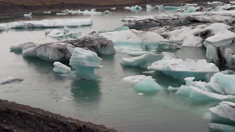 Iceberg-Derritiéndose-En-La-Laguna-Glaciar-De-Jökulsárlón-En-Islandia---Plano-Amplio