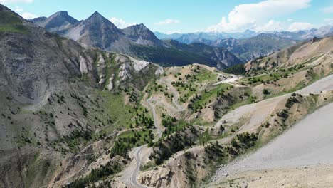 Französische-Alpen-Gebirgspass-Col-Izoard-Und-Radetappe-Bei-Der-Tour-De-France---Luftbild-4k