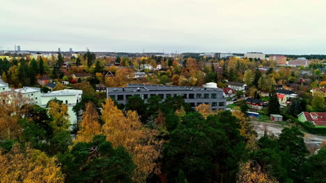 Fliegen-über-Herbstliche-Bäume,-Die-Schwedische-Architektur-In-Schweden-Enthüllen