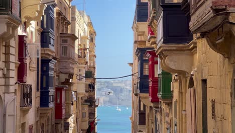 Eine-Statische-4K-Aufnahme,-Die-Vallettas-Unverwechselbaren-Barocken-Und-Neoklassizistischen-Architekturstil-Zeigt:-Enge-Gassen-Und-Lebhafte-Balkone,-Die-Die-Reiche-Geschichte-Von-Maltas-UNESCO-Weltkulturerbe-Darstellen