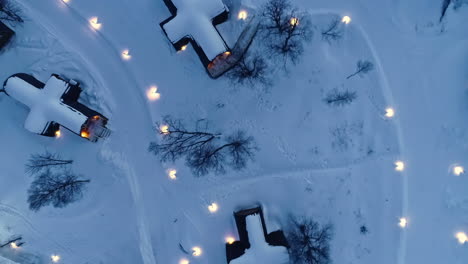 Vista-Superior-De-Las-Cabañas-Del-Hotel-De-Nieve-En-Una-Noche-De-Invierno-En-Noruega